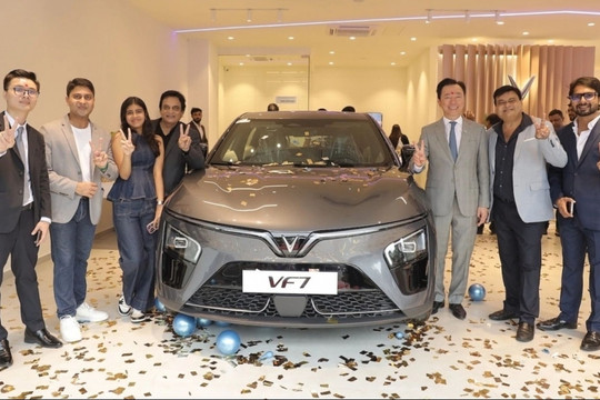 Chưa mở bán chính thức, người dân Ấn Độ vẫn đổ xô đến các showroom của VinFast, nôn nóng chờ đợi một thông tin quan trọng