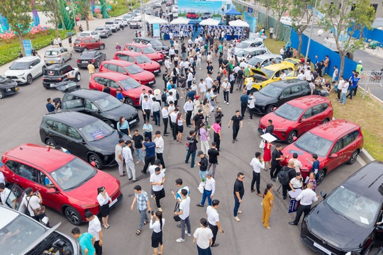 VinFast bàn giao lô xe Limo Green đầu tiên cho khách hàng: Giá 749 triệu đồng, trang bị xịn xò đe dọa Xpander, XL7, Veloz Cross