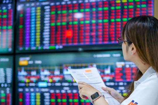 Chứng khoán giằng co, cổ phiếu công ty 'cầm đồ' chào sàn