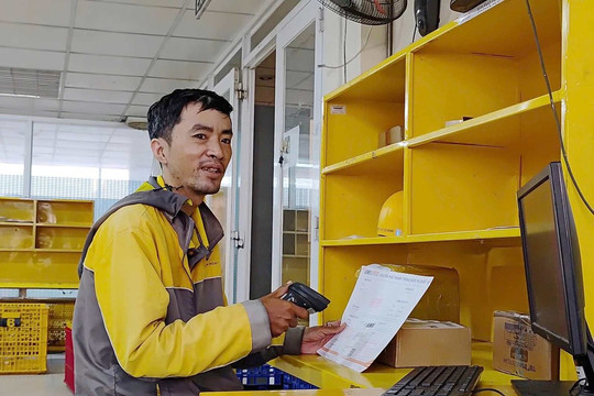 Shipper bất ngờ nhận được 165 triệu đồng trong tài khoản, liền báo ngay lãnh đạo công ty