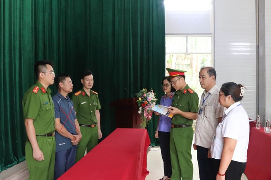 Khởi tố 42 người