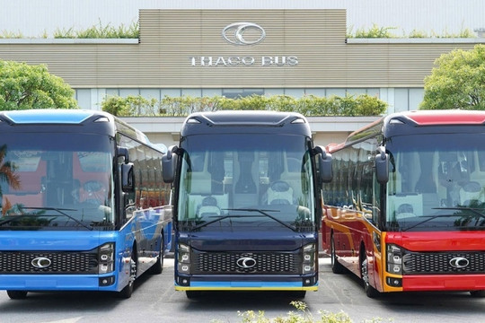 THACO AUTO bàn giao lô xe bus cho đối tác chiếm 30% thị phần vận tải hành khách toàn quốc