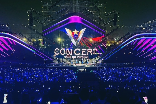 Chảo lửa” V-Concert: Biển người 2,5 vạn khán giả khuấy đảo Trung tâm triển lãm Top 10 thế giới
