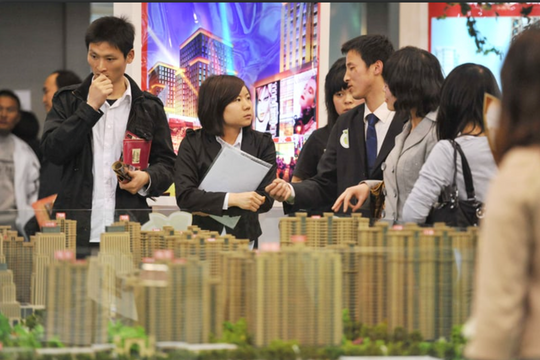 12 giờ đêm vẫn tấp nập người đến xem dự án, thị trường BĐS Trung Quốc hồi sinh nhờ chính sách mới