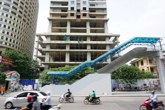 Giá nhà đất 'đu đỉnh' bất chấp áp lực đáo hạn trái phiếu