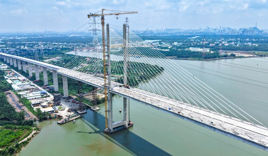 Chỉ 2 tuần nữa, cây cầu dây văng có tĩnh không cao nhất Việt Nam sẽ chính thức ‘cán đích’