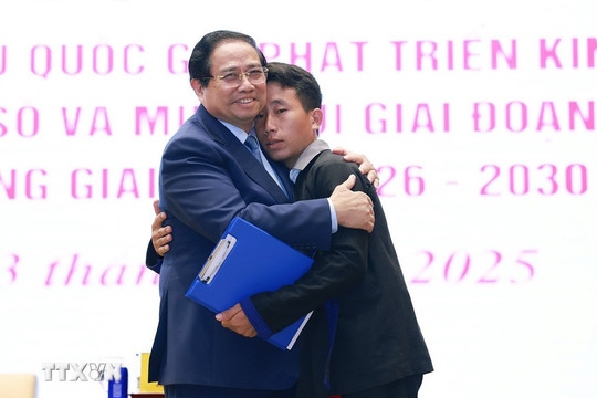 Thủ tướng Phạm Minh Chính động viên trưởng bản ở Điện Biên