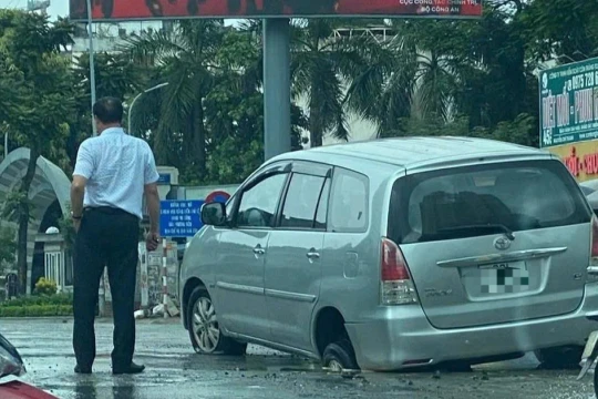 Hà Nội: Ô tô 7 chỗ sụt 'hố tử thần' trên đường Nguyễn Chí Thanh