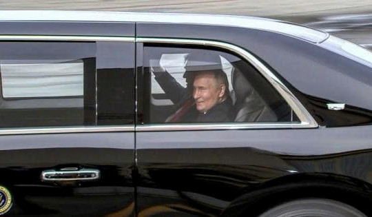Không phiên dịch, không trợ lý: Ông Trump và ông Putin đã bàn gì trong chiếc xe bọc thép ở Alaska?
