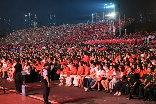 ‘Biển người’ đổ về Mỹ Đình