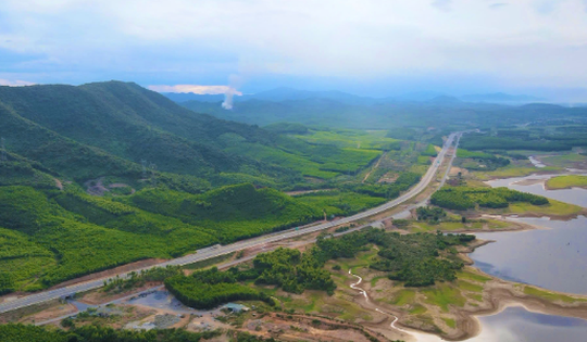 Hôm nay, tuyến cao tốc ‘xuyên núi, vượt sông’ 12.500 tỷ kết nối 2 tỉnh hẹp nhất Việt Nam chính thức thông xe
