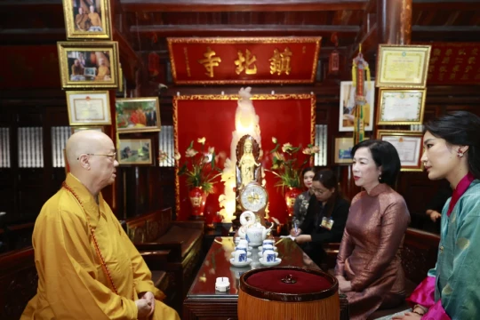 Phu nhân Chủ tịch nước cùng Hoàng hậu Bhutan thăm chùa Trấn Quốc