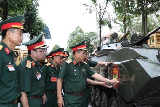 Kiểm tra xe, pháo quân sự trước giờ tổng hợp luyện tại Quảng trường Ba Đình