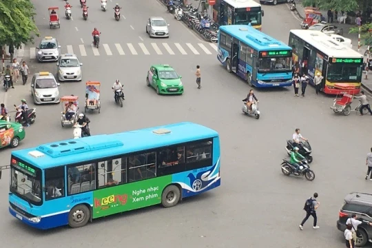 Hà Nội điều chỉnh nhiều tuyến buýt phục vụ tổng hợp luyện diễu binh, diễu hành