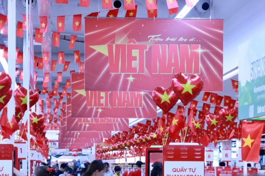 Siêu thị, cửa hàng ở Hà Nội rợp cờ đỏ sao vàng dịp Quốc khánh