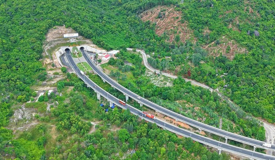 Hầm xuyên núi gần nghìn tỷ dài thứ 3 Việt Nam rút ngắn thời gian qua con đèo hiểm trở từ 60 phút còn 10 phút