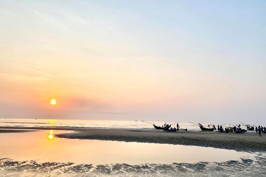 Bãi biển đẹp tựa ‘viên ngọc ẩn’ hoang sơ giữa lòng Thanh Hóa: Sát Sầm Sơn nhưng ít người biết, nước trong xanh đến mê mẩn