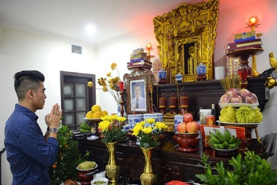 Bài văn khấn ngày mùng 1 tháng 7 âm lịch khấn thổ công các vị thần và gia tiên đầy đủ, chuẩn phong tục