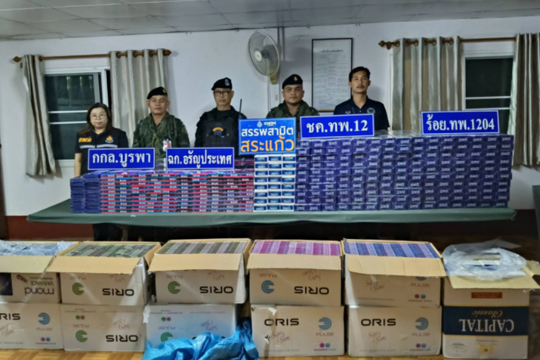 Khám xét ruộng mía gần biên giới, thu giữ khẩn cấp hàng loạt bao tải khả nghi chứa hơn 13.000 bao thuốc lá lậu