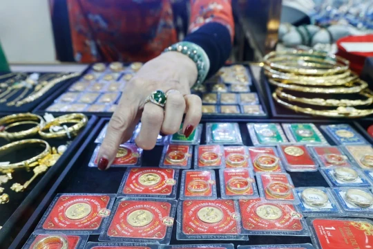 Giá vàng trên đỉnh cao, tỷ giá 'hạ nhiệt'