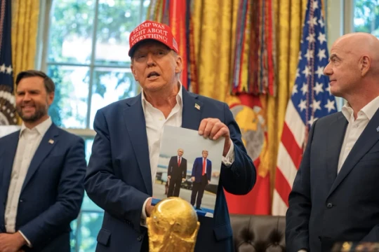 Tổng thống Mỹ Trump lại thất vọng, tạm dừng nỗ lực giải quyết xung đột Nga – Ukraine