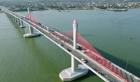 Từ hôm nay, cấm lưu thông qua cây cầu đường bộ dài nhất miền Trung