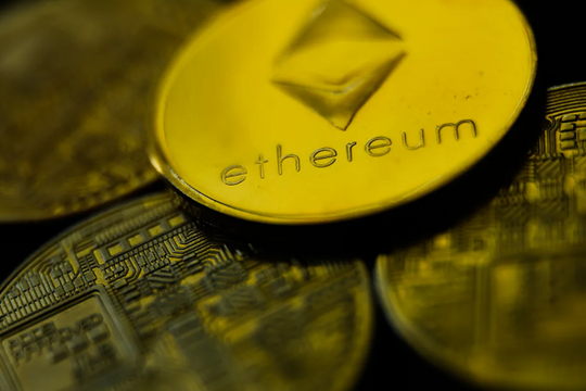 Fed phát tín hiệu cắt giảm lãi suất: Ether vượt mốc lịch sử, Bitcoin xóa sạch đà tăng