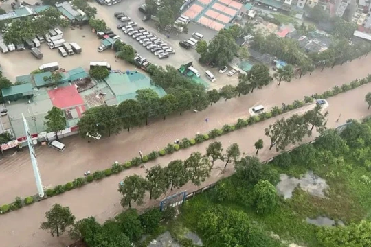 Mưa kéo dài, nhiều đường Hà Nội thành 'sông'