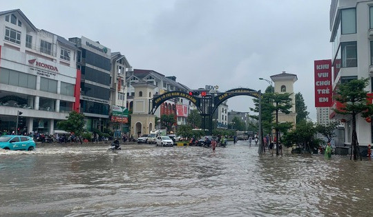 ‘Làng biệt thự triệu đô’ tiếp tục ngập nặng, chìm trong biển nước sau đêm mưa ròng rã