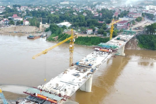 Hợp long cầu Phong Châu sau gần 300 ngày thi công