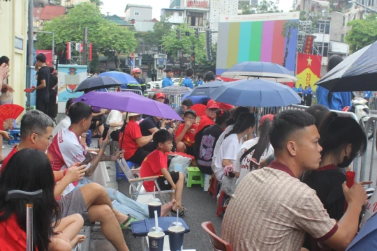 'Hốt bạc' nhờ bán nước, cho thuê ghế xem diễu binh, diễu hành