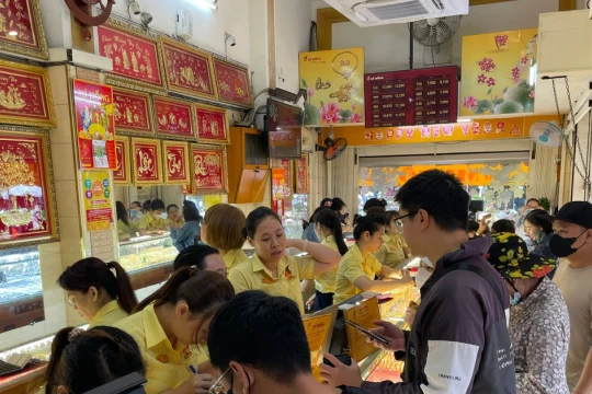 Người dân chen chân 'vét' sạch vàng giữa 'cơn bão' giá