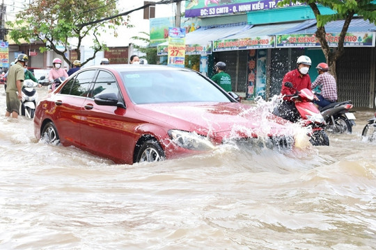 Mẹo lái xe qua vùng ngập được cánh tài xế truyền tai nhau này hóa ra là một 'pha tự hủy'