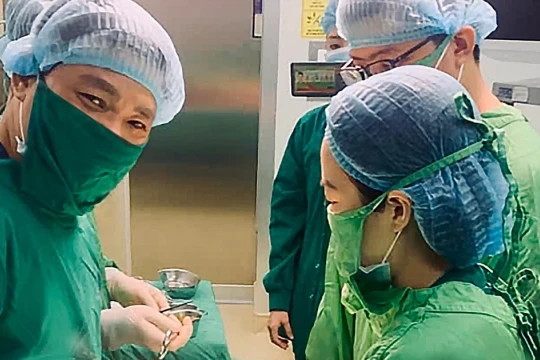 Chào đời từ phôi thai trữ trong bình đông lạnh 11 năm