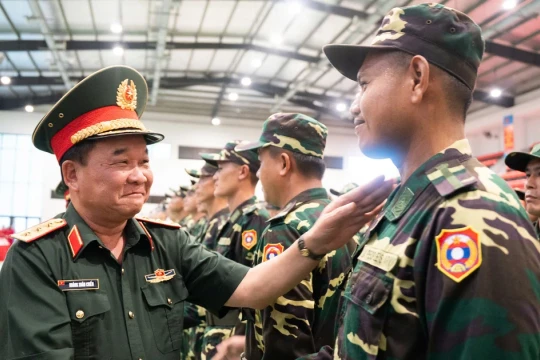 Bộ Quốc phòng tặng quà quân nhân bốn nước tham gia diễu binh