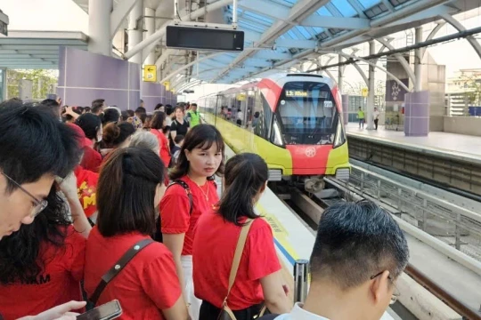 Tàu điện Hà Nội chạy xuyên đêm phục vụ khách dịp Lễ Quốc khánh