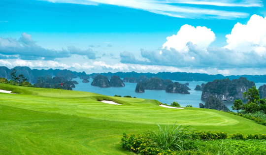 Việt Nam có 1 sân golf nhìn thẳng ra vịnh biển đẹp nhất thế giới, được kiến trúc sư lừng danh thiết kế