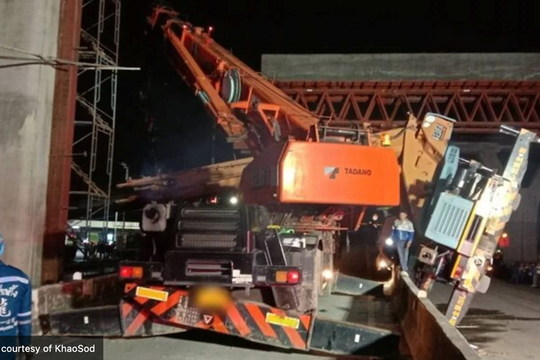 Sập cần cẩu, rơi dầm thép vào đường cao tốc khiến 3 người bị thương