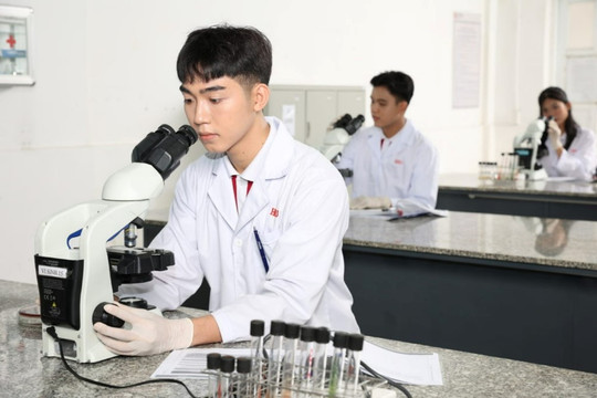 Sinh viên, học viên thạc sĩ và nghiên cứu sinh của nhóm ngành này sẽ được vay toàn bộ học phí cùng 5 triệu đồng sinh hoạt phí mỗi tháng