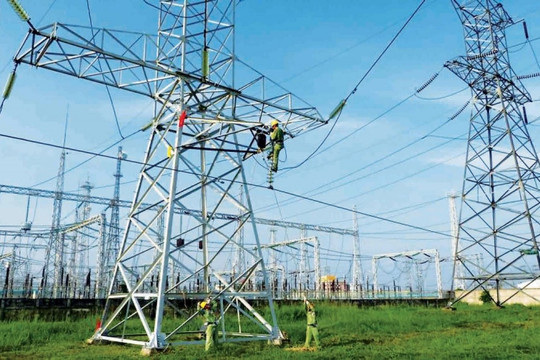 Hơn 800 công nhân làm việc xuyên lễ để đảm bảo tiến độ lưới điện miền Nam