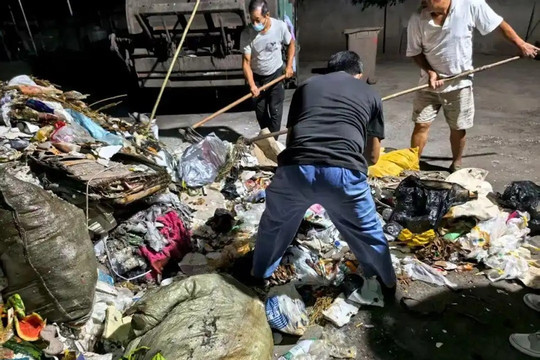 6 công nhân vệ sinh lật tung 5 tấn rác để tìm nhẫn cưới cho người phụ nữ