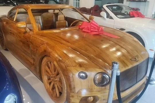 Giật mình với giá bán của chiếc xe sang Bentley Continental GT làm 100% bằng gỗ, đắt ngang xe thật