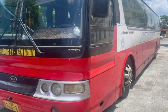 Phát hiện một xe khách chở 82 người, tài xế điều khiển lại không có bằng lái xe