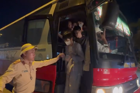 Phát hiện xe khách chở 82 người, công an lập tức kiểm tra