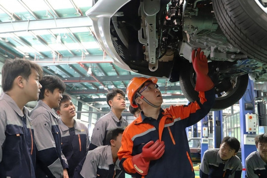 Báo động ngành ô tô điện Trung Quốc: Thiếu hơn 1 triệu thợ, 75% thợ không đủ tiêu chuẩn, số gara sửa xe điện chỉ bằng 1/20 xe xăng
