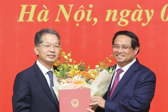 Thủ tướng trao quyết định tiếp nhận, điều động, bổ nhiệm 8 lãnh đạo các bộ, cơ quan
