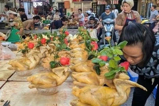 Khu chợ bán gà ngậm hoa hồng, chim quay vàng ruộm giữa lòng Hà Nội cháy hàng trước Rằm tháng 7