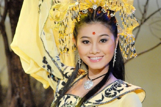 Nữ NSND là ái nữ gia tộc cải lương nhiều đời, từng là đại biểu HĐND 2 khóa, tuổi tứ tuần thành 'phú bà' đeo đồng hồ 10 tỷ, có 2 biệt thự xa hoa