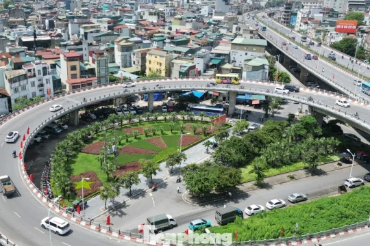 'Chống nạng' bằng sắt cho dầm cầu Vĩnh Tuy sau vụ cháy