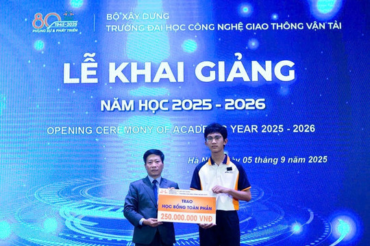 Nam sinh thoát nạn trong vụ lật tàu ở Hạ Long trở thành tân sinh viên đại học ở Hà Nội, nhận học bổng trị giá 250 triệu đồng